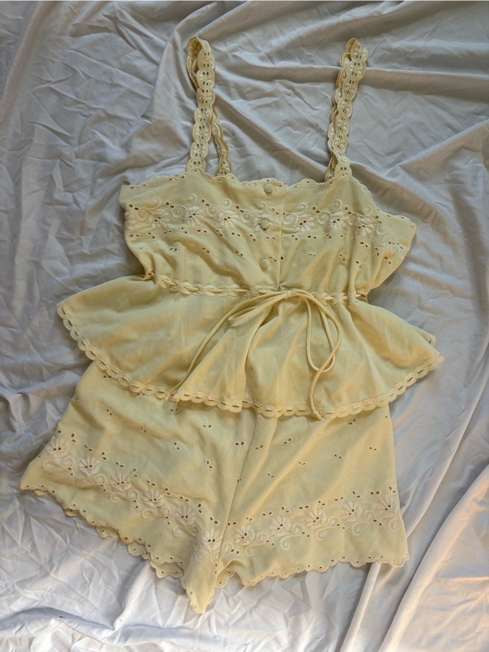 Rare vintage two piece set!! Women’s butter Yellow Eyelet Lace matching set